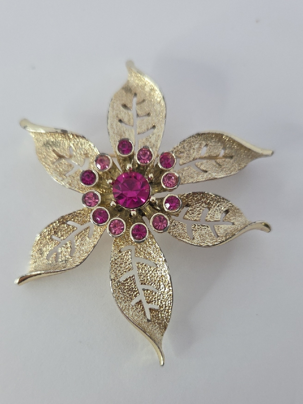 Vintage Sarah Coventry 1967 Poinsettia brooch in gold tone W/ pink rhinestone ac